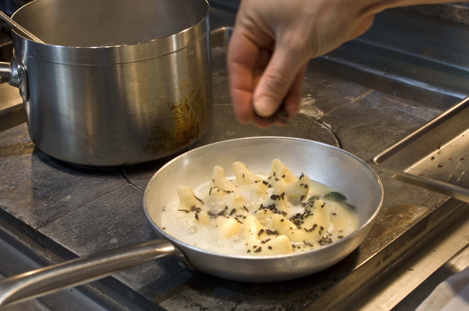 Preparazione del piatto con tartufo Preparazione del piatto con tartufo